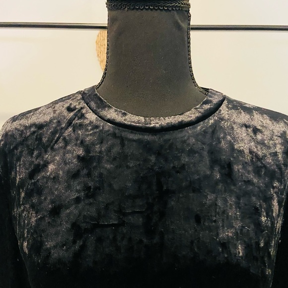 Black Velour Long Sleeve Cropped Too - Picture 4 of 4